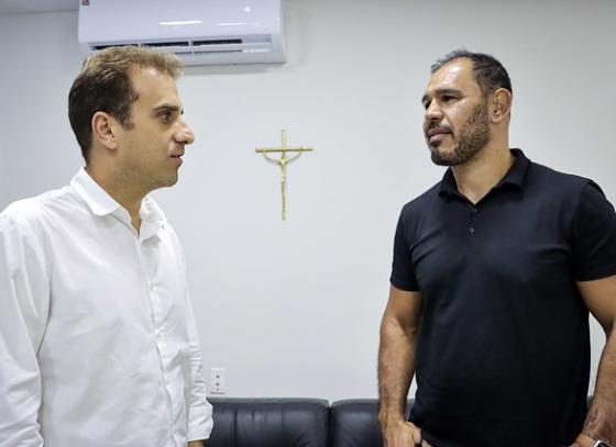campeao-de-mma-apresenta-projeto-de-esportes-para-rede-municipal-de-ensino.jpg