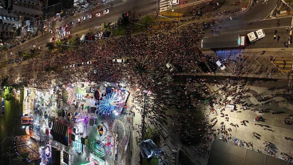 carnaval-em-caraguatatuba-atrai-mais-de-300-mil-pessoas-2.jpg