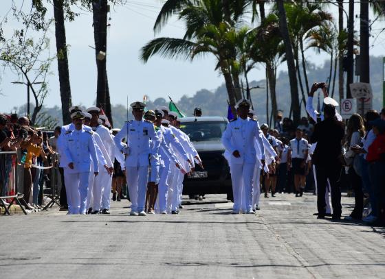 cerca-de-mil-estudantes-participam-do-desfile-de-220-anos-de-ilhabela-3.jpg