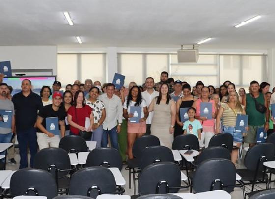 familias-de-caraguatatuba-recebem-titulos-de-regularizacao-fundiaria-e-encerram-espera-de-decadas-2.jpg