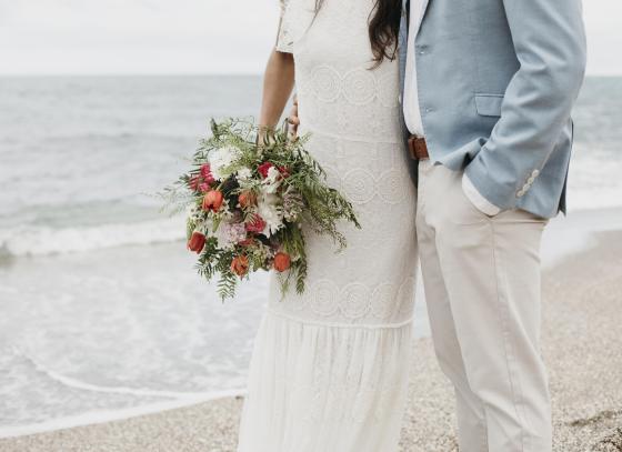 homem-e-mulher-se-casando-na-praia.jpg