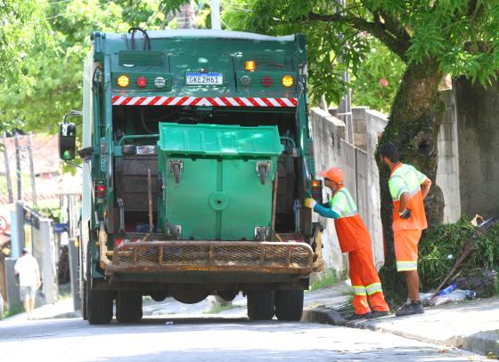 ilhabela-reforca-coleta-de-lixo-e-alerta-que-descarte-irregular-compromete-limpeza-da-cidade-3.jpeg