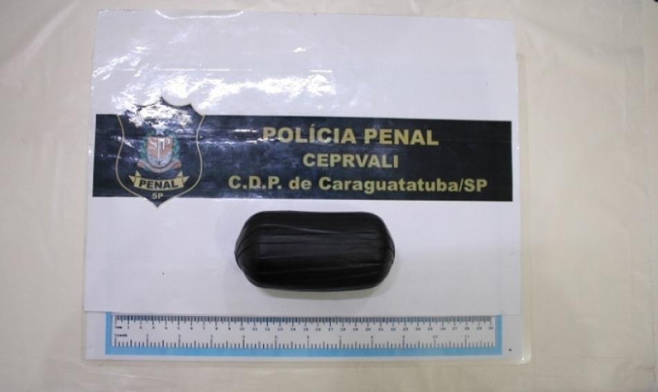 mulher-e-flagrada-tentando-entrar-com-droga-no-cdp.jpg