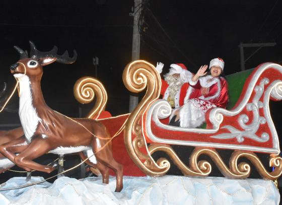 parada-de-natal-emociona-familias-de-ilhabela-com-comboio-encantado-pela-orla-3.jpg