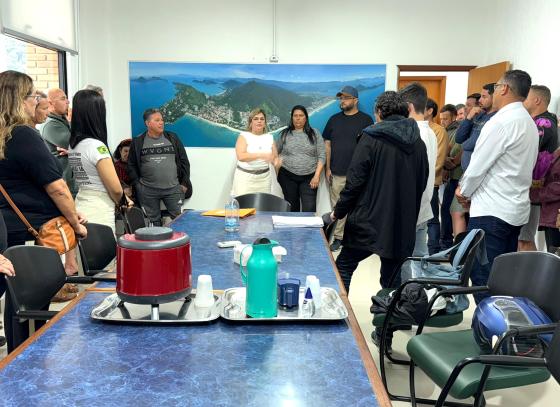 prefeita-flavia-pascoal-regulamenta-atividade-de-turismo-nautico-na-orla-do-itagua.jpeg