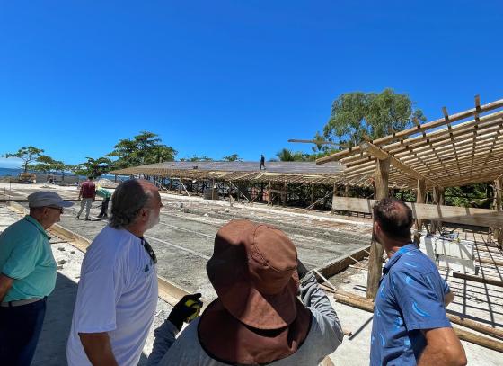prefeito-colucci-vistoria-avanco-das-obras-da-nova-escola-municipal-e-ubs-na-baia-de-castelhanos.jpeg