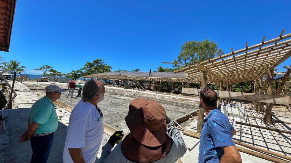 prefeito-colucci-vistoria-avanco-das-obras-da-nova-escola-municipal-e-ubs-na-baia-de-castelhanos.jpeg