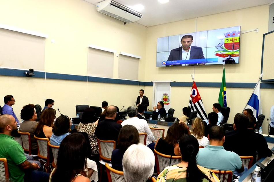prefeito-mateus-silva-apresenta-prestacao-de-contas-do-primeiro-ano-de-governo-na-camara-municipal.jpg