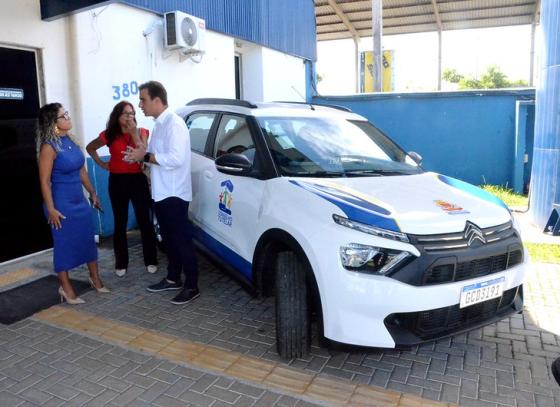 prefeito-mateus-silva-entrega-novo-carro-para-conselheiros-tutelares-de-caraguatatuba-1.jpg