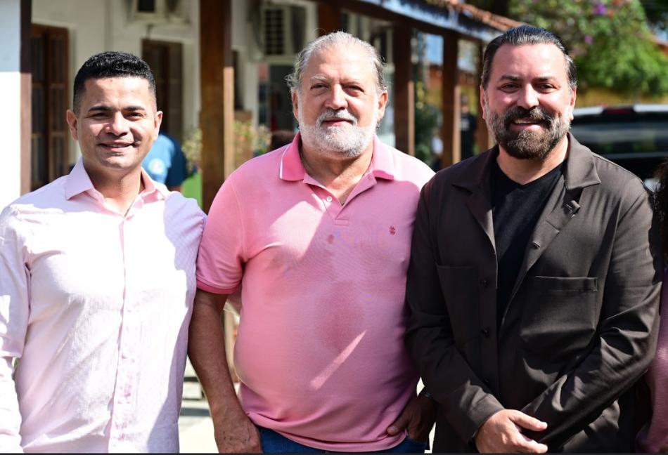 prefeito-toninho-colucci-apresenta-novo-secretario-de-educacao-de-ilhabela-que-assume-pasta-em-setembro.jpeg