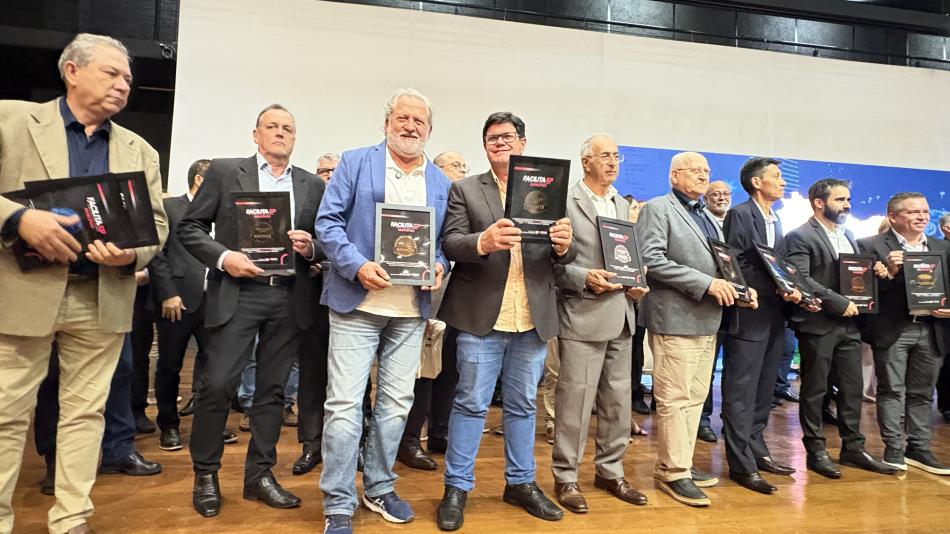 prefeito-toninho-colucci-conquista-selo-bronze-do-programa-facilita-sp-municipios-para-ilhabela-2.jpg