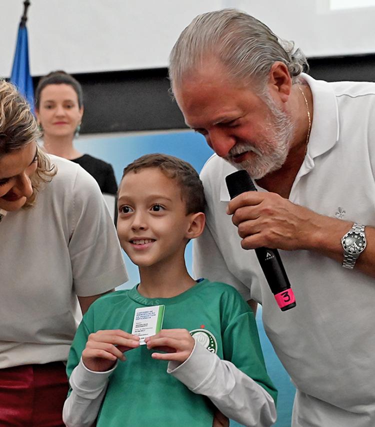 prefeito-toninho-colucci-entrega-primeiras-carteirinhas-municipais-da-pessoa-com-deficiencia-durante-plenaria-setembro-verde-2.jpeg
