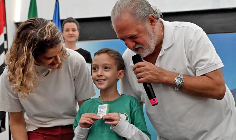 prefeito-toninho-colucci-entrega-primeiras-carteirinhas-municipais-da-pessoa-com-deficiencia-durante-plenaria-setembro-verde-2.jpeg