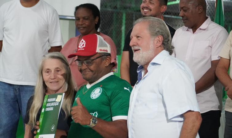 prefeito-toninho-colucci-entrega-titulos-de-regularizacao-fundiaria-a-159-familias-do-nucleo-reino-i.jpg