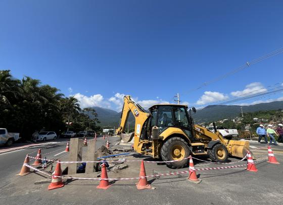 prefeitura-acompanha-reparo-emergencial-apos-rompimento-de-adutora-da-sabesp-e-garante-seguranca-no-local.jpg