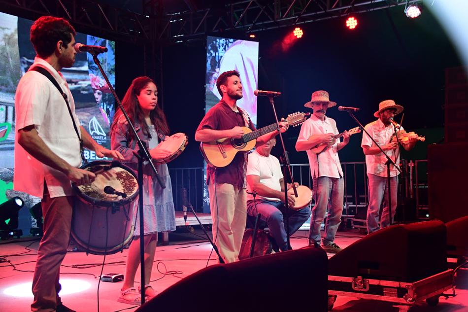 prefeitura-de-ilhabela-abre-a-31-semana-da-cultura-caicara-com-homenagens-emocionantes-e-valorizacao-das-tradicoes-do-povo-caicara-4.jpeg