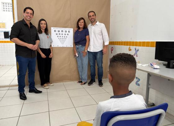 projeto-de-acuidade-visual-do-presidente-da-camara-antonio-carlos-junior-chega-a-52-escolas-municipais-2.jpeg