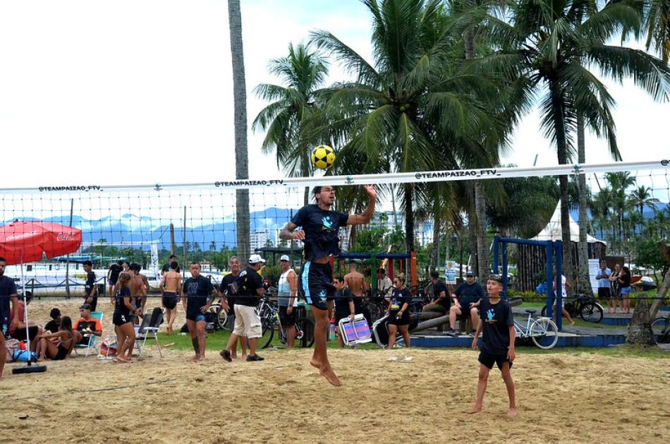 torneio-de-futevolei-agitou-praia-do-camaroeiro-no-fim-de-semana-1.jpg